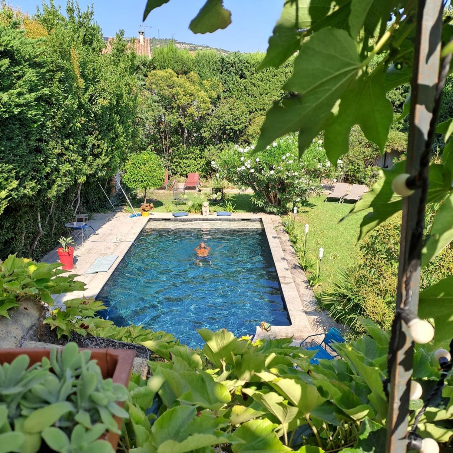 Bed and Breakfast La Demeure Eyguieres Екстер'єр фото