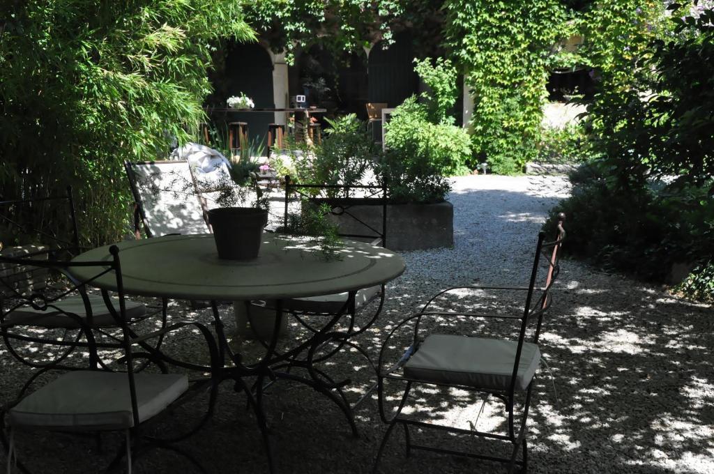 Bed and Breakfast La Demeure Eyguieres Екстер'єр фото